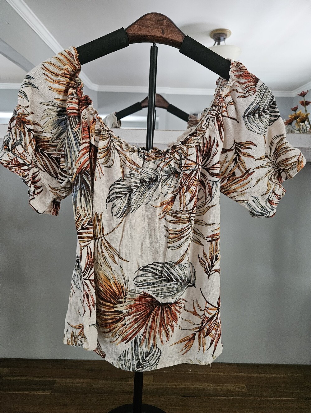 Womens floral design shirt, size 6 medium. Multi color